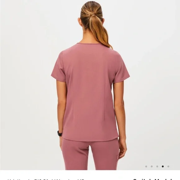 Figs mauve two pocket scrub top. Excellent condition. - Picture 3 of 9